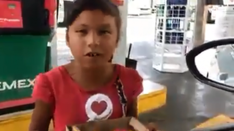 VIDEO: niña mexicana vendía dulces en la calle, un señor se los compra todos