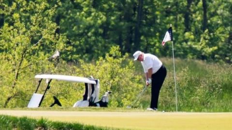 Trump vuelve a jugar golf en uno de sus clubes, en medio de la pandemia