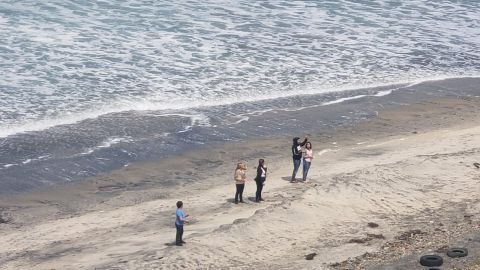 La gente insiste en meterse a la playa; policía actúa