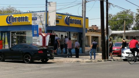 Si hay cerveza en Mexicali, hacen largas filas para comprarla