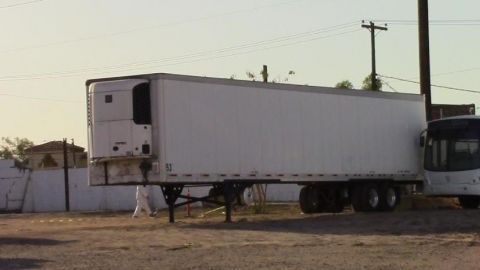 Muertos de covid son apilados en caja de trailer en Mexicali