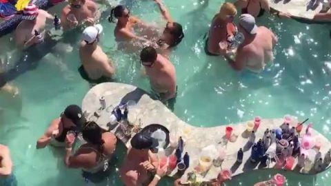 Cientos de personas asisten a una 'pool party', sin importarles el coronavirus