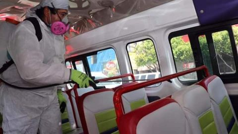 Sanitizan transporte público en Tijuana