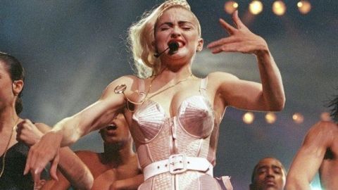 Madonna muestra los pechos y divide opiniones