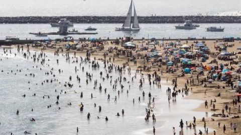 EE.UU. se lanza a las playas ante la preocupación del personal médico