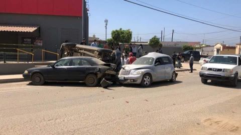 Se impacta contra dos autos estacionados