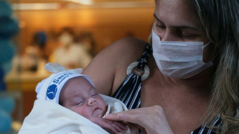 Enfermera conoce a su bebé, después de estar conectada a un respirador un mes