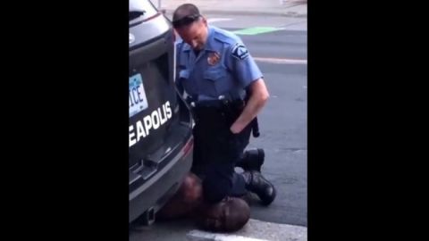 VIDEO: Policía le aplastó el cuello a un afroamericano, murió en la ambulancia