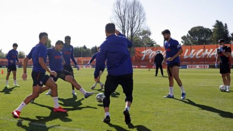 España contempla regreso de hinchas a estadios de fútbol