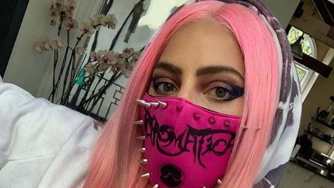Lady Gaga estrena álbum ''Chromatica'' con cubrebocas rosa con estoperoles