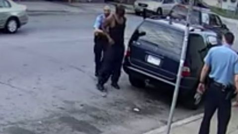 Nuevo video del caso Floyd que contradice a los policías de Minneapolis