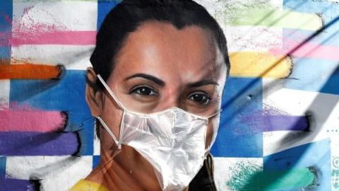 Artista pone mascarillas a grafitis para alertar del COVID-19 en Brasil