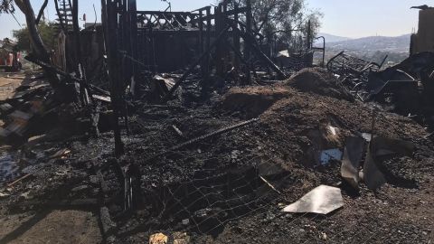 FOTOS: 5 familias pierden su patrimonio a causa de las feroces llamas
