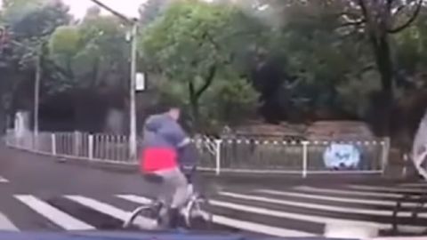 VIDEO: Hombre paseaba en bicicleta y termino montado en una motocicleta 😂