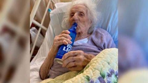 ¡Salud! 🍻 | Anciana de 103 años celebra con caguama al vencer el coronavirus