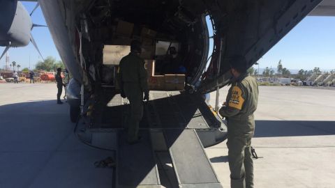 Llegan cinco toneladas de insumos médicos en avión militar