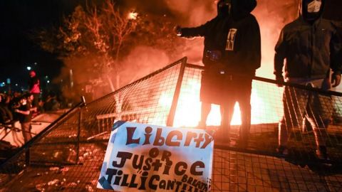 Prenden fuego a estación de Policía en otra noche de protestas en Mineápolis