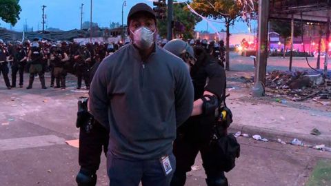 VIDEO: Arrestan a reportero mientras cubría protestas del asesinato de Floyd