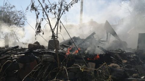 VIDEO: Incendio arrasa con dos casas, hay un mejor gravemente lesionado