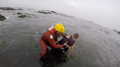 Rescata personal naval a hombre; trató de huir nadando a mar abierto