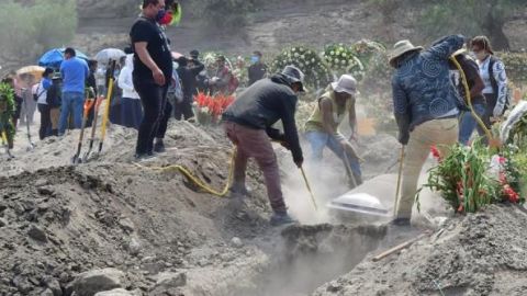 Sin lugar para fosas: pandemia fuerza ampliar cementerio en centro de México