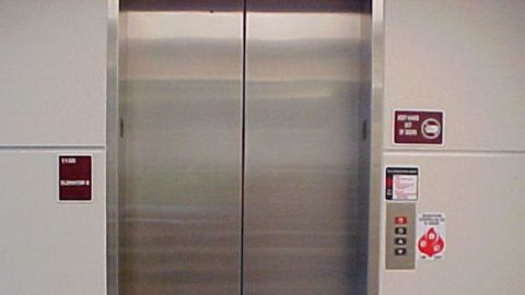 VIDEO: Una niña queda enganchada en un ascensor y es arrastrada de la mano