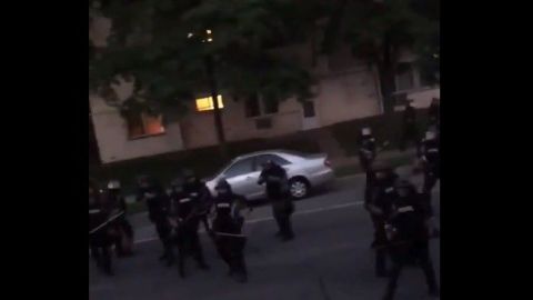 VIDEO: Como sacado de ''The Purge'' policías disparan a familias