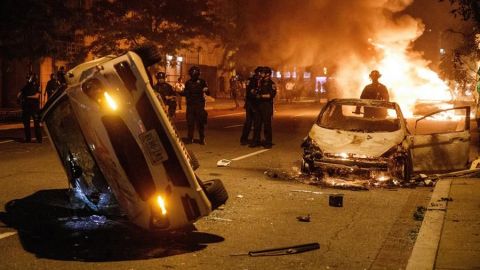 VIDEO: Con fuegos, los manifestantes desafían el toque de queda en Washington