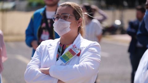 VIDEO: Ofrecen serenata a los héroes médicos que combaten la pandemia