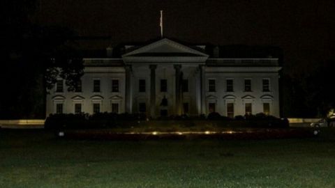 Los Simpson mostraron la Casa Blanca con luces apagadas