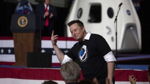 En Ruso Elon Musk responde a las felicitaciones por el exitoso lanzamiento