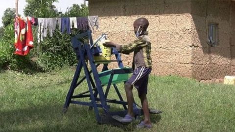Niño recibe premio por crear maquina para lavar las manos y evitar el COVID-19