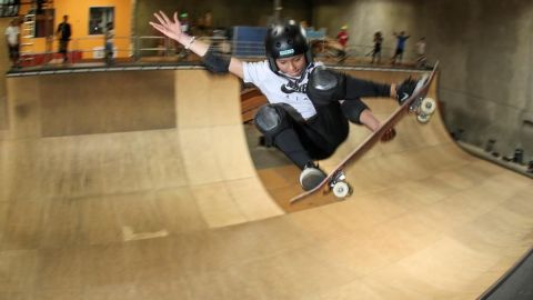 VIDEO: Niña deportistas sufre terrible caída mientras practicaba skateboarding
