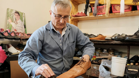 Zapatero rumano crea zapatos para tener sana distancia 👞👌