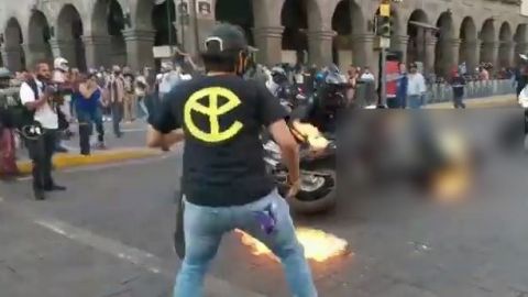 VIDEOS: Queman a policía en la protesta en Guadalajara