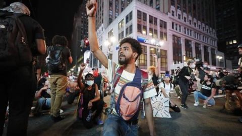 Ciudades de EE.UU. retiran sus toques de queda tras protestas pacíficas