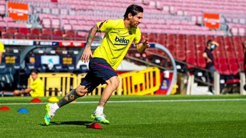 Messi salta al césped en el entrenamiento del Barcelona en el Camp Nou