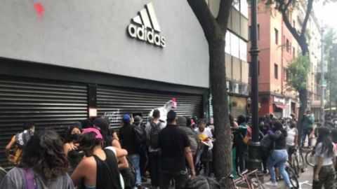 Destrozos en protesta por violencia policial, aprovechan para saquear Adidas