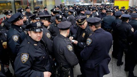Prohíben a policías de Nueva York agarrar del cuello a ciudadanos
