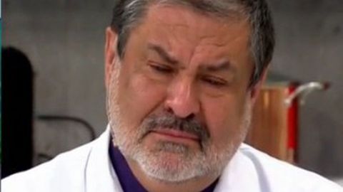 VIDEO: Doctor llora en televisión al enterarse de que familiar murió de covid-19