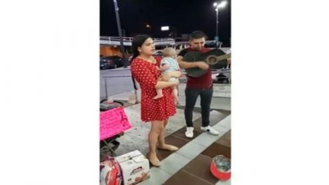 Difunden video de pareja que canta para juntar dinero para su bebé