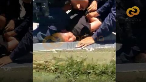 VIDEO: Policías someten a menor de edad, le ponen rodilla en su cuello