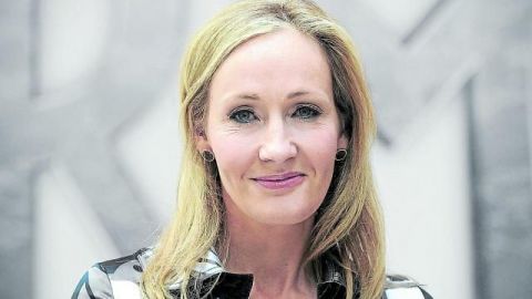 Rowling revela abuso pasado y defiende su derecho a hablar sobre temas trans