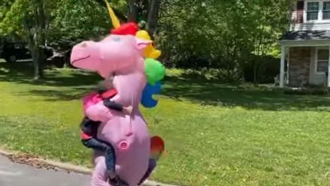 VIDEO: Se disfrazó de unicornio para poder abrazar a sus nietos