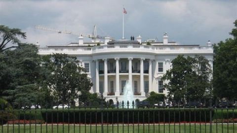 Los carteles que decoraron el "muro" de la Casa Blanca serán piezas de museo