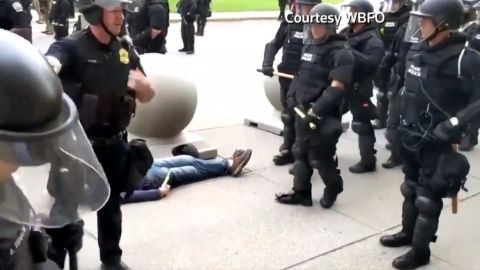 VIDEO: El anciano empujado por policías en EEUU sufre lesión cerebral