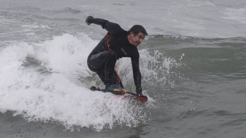 Tras cuarentena, surfistas regresan a las olas en Perú