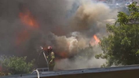 VIDEO: Así se vivió un fuerte incendio que terminó con dos hogares en cenizas
