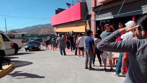 Comienzan en Tijuana las largas filas para comprar cerveza