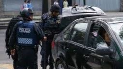 Policías toman rehén al manifestarse en CDMX